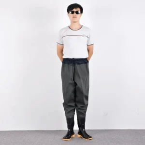 Người mẫu nam mặc quần lội nước liền ủng màu xám, ủng đen đế vàng.