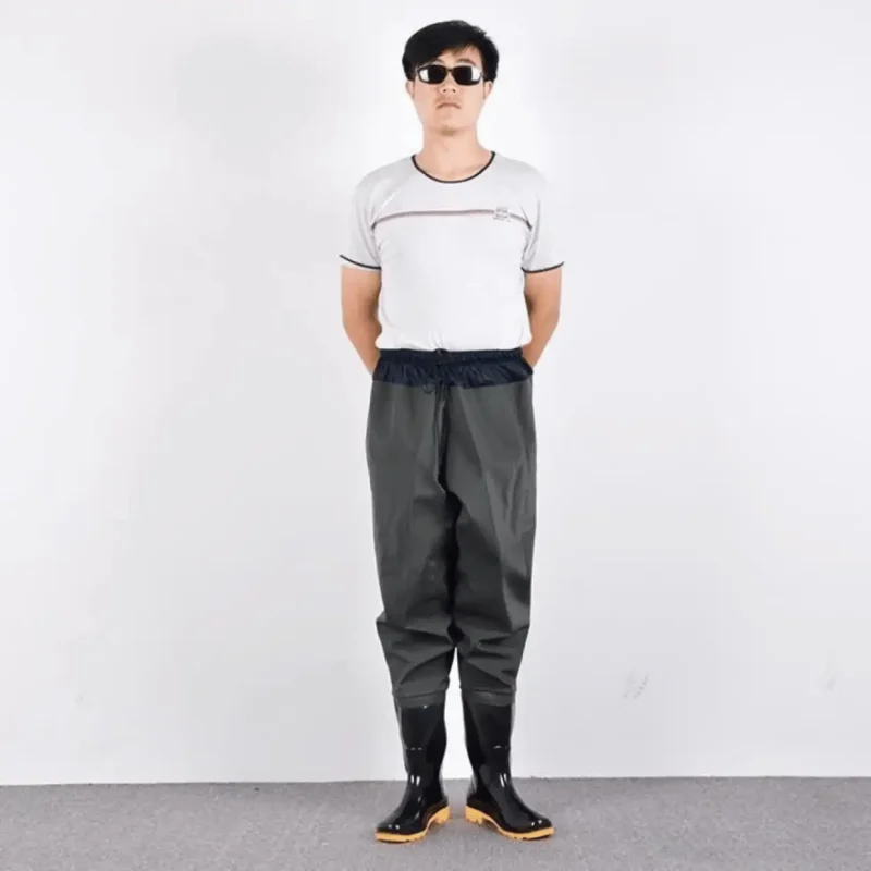 Người mẫu nam mặc quần lội nước liền ủng màu xám, ủng đen đế vàng.