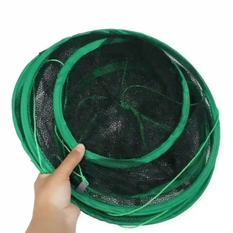 Một chiếc rọng cá đã được gấp gọn lại, cầm trên tay, cho thấy thiết kế nhỏ gọn.