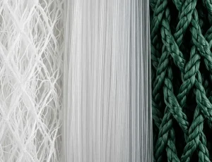 Ảnh chụp macro cận cảnh ba mẫu lưới làm từ các chất liệu khác nhau: bên trái là lưới dù với kết cấu đa sợi mềm mại, ở giữa là lưới cước trong suốt với sợi đơn liền mạch, và bên phải là lưới sợi bện chắc chắn với các sợi được dệt chặt chẽ.
