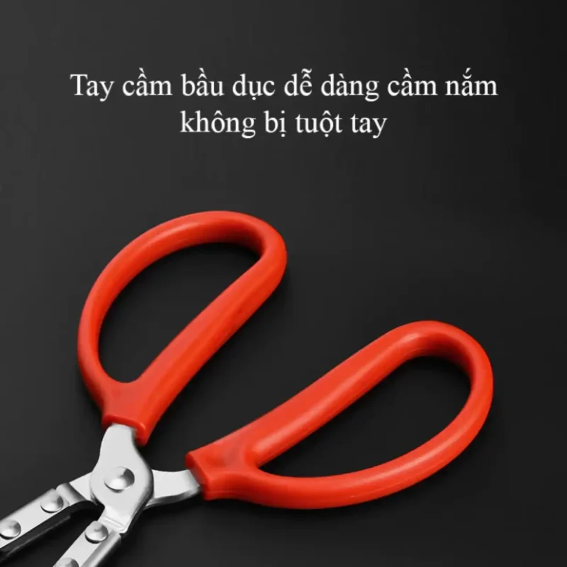 Tay cầm bằng nhựa màu đỏ của kẹp gắp, có thiết kế hình bầu dục giúp cầm nắm dễ dàng, chống tuột tay.
