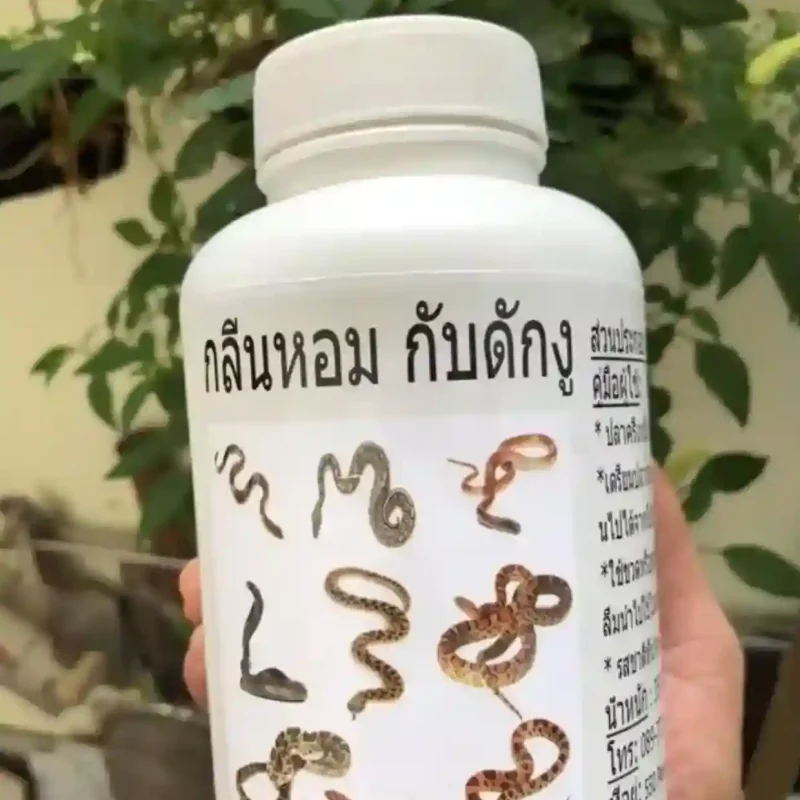 Một lọ thuốc bột đuổi rắn của Thái Lan, trên nhãn có hình nhiều loại rắn khác nhau.