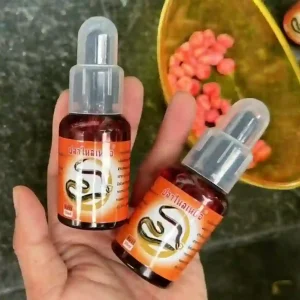 Hai chai tinh dầu dụ lươn, một loại phụ gia hiệu quả để pha vào các loại mồi câu.