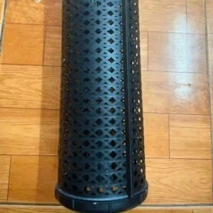 Toàn cảnh một chiếc lọp nhựa bẫy lươn, chạch hình trụ màu đen.