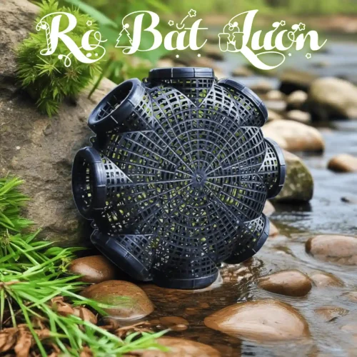Rọ bẫy lươn hình cầu màu đen đặt bên bờ suối trong xanh, một dụng cụ tuyệt vời cho chuyến dã ngoại và trải nghiệm bắt lươn thú vị