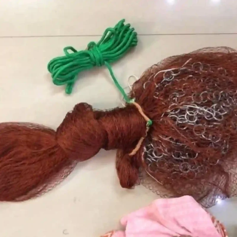 Trọn bộ chài dù chân xích đã thu gọn, đi kèm với dây quăng chài màu xanh.