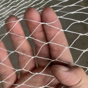Cận cảnh mắt lưới của vó kéo cá, cho thấy kích thước mắt lưới và các nút thắt chắc chắn.