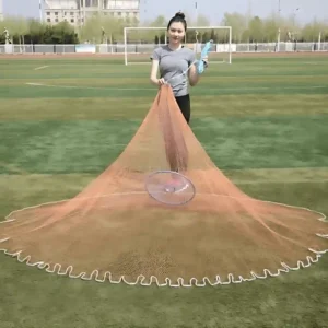 luoi-quang-bat-ca-canh-buom.webp Một người phụ nữ đang giương rộng chiếc lưới chài bắt cá màu cam có đĩa bay trợ lực trên sân cỏ.